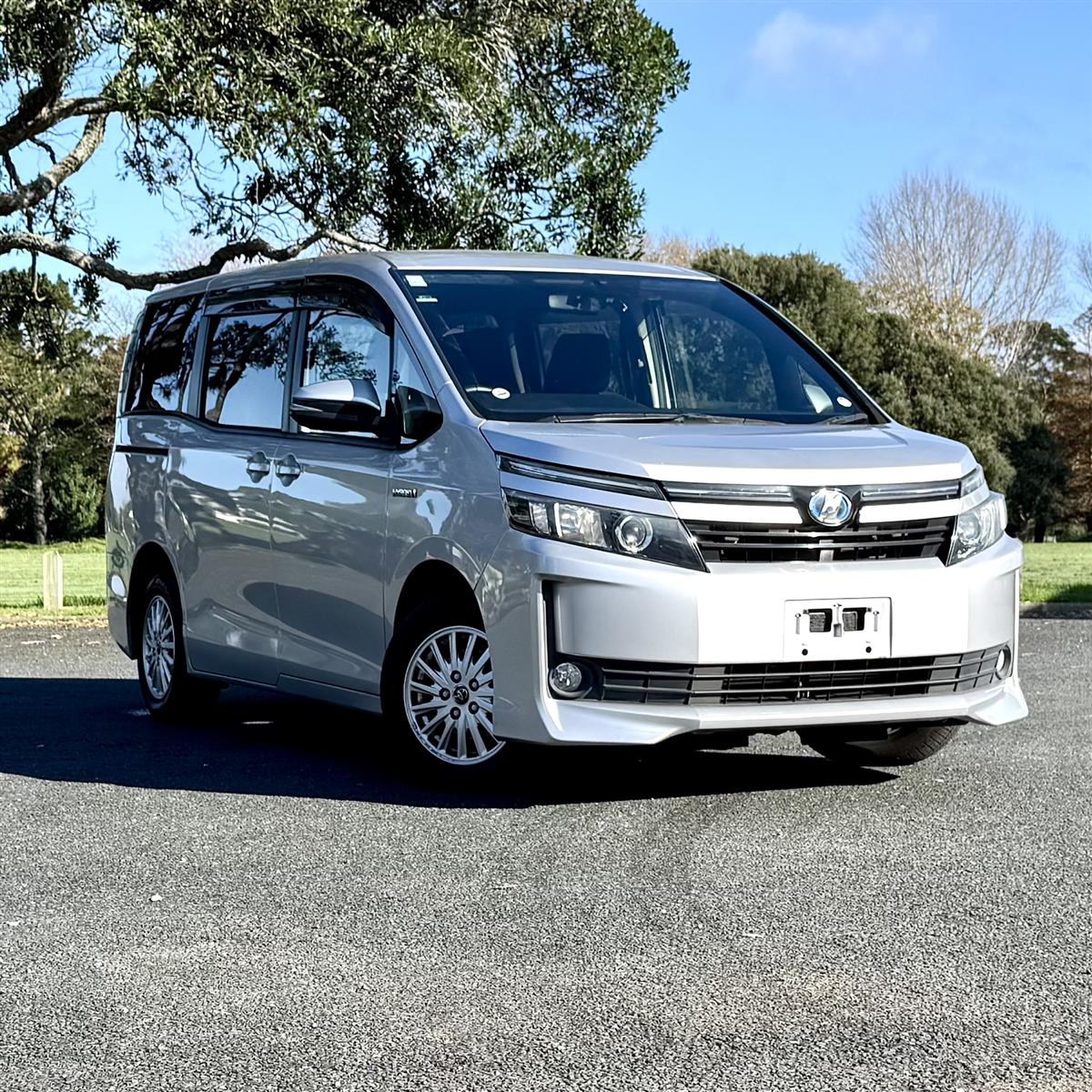 Toyota Voxy Hybrid 1.8P 7